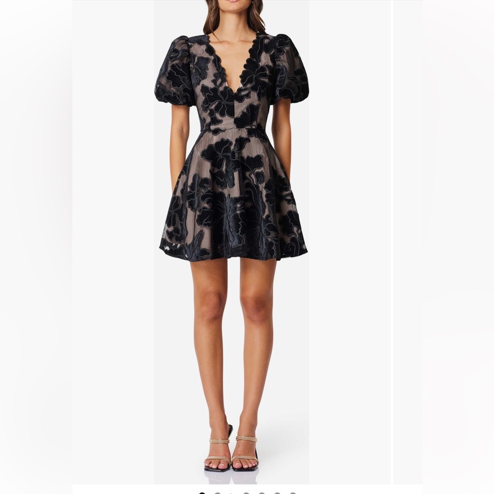 ✨NWT✨ ELLIATT Zara Flower Appliqué Fit & Flare Mini Dress Black V Neck Velvet